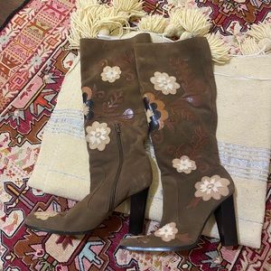 Beautiful vintage Nine West Floral Suede boots
